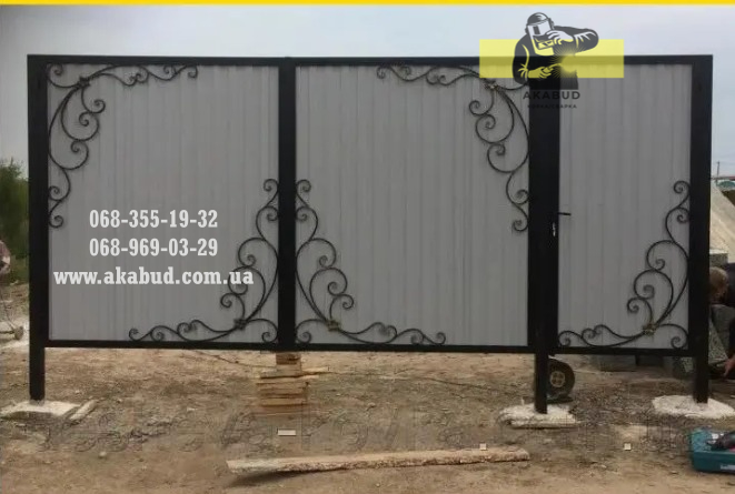 Кованые ворота с профнастилом. Распашные ворота с профнастилом - фотография