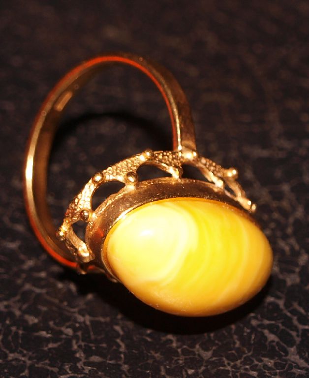 Классический перстень 19-го размера с медовым янтарём. - фотография
