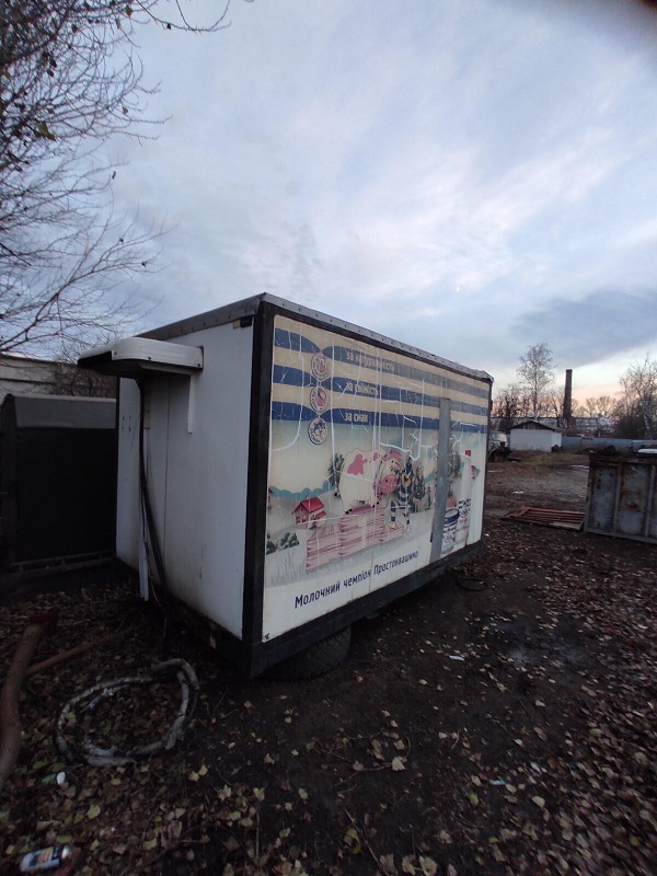 Изотермическая будка с холодильной камерой снята с автомобиля  - фотография