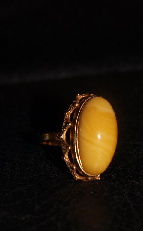 Классический перстень 19-го размера с медовым янтарём. - фотография